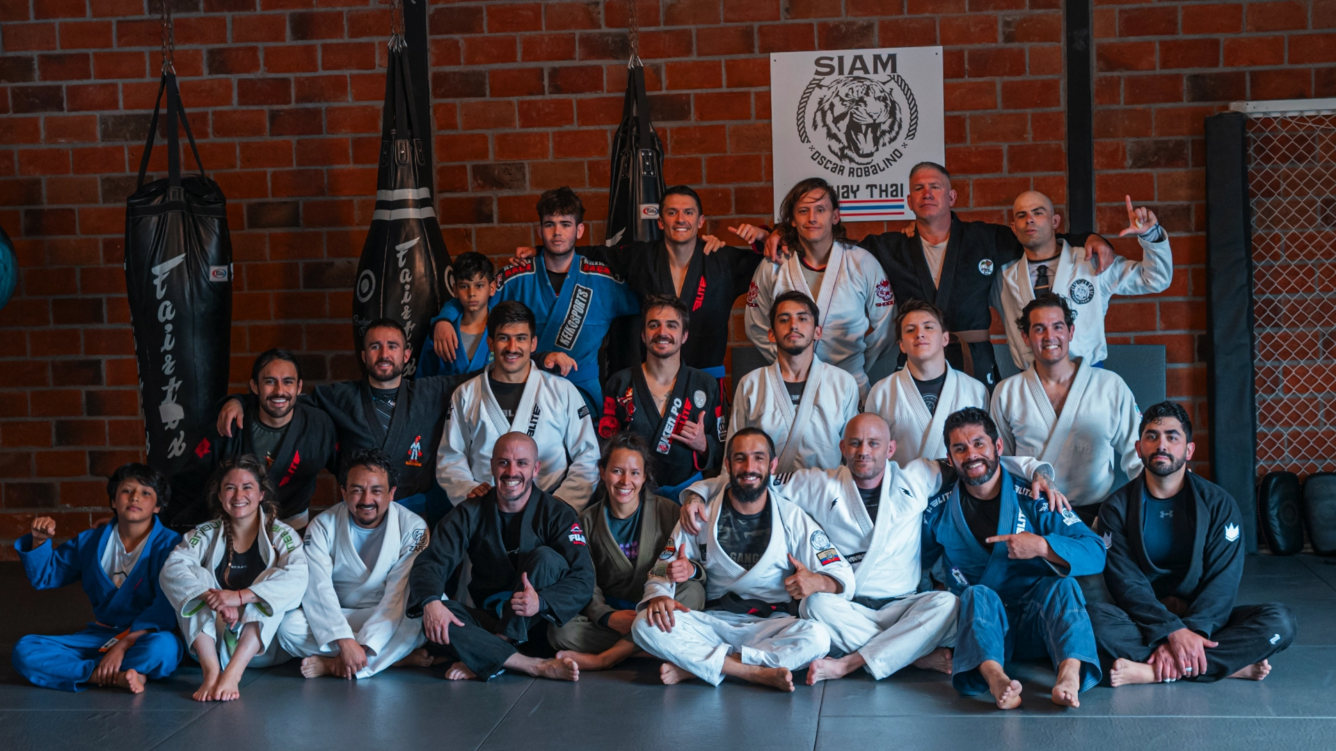 Entrenamiento de Jiu-Jitsu Brasileño en DMA Academy
