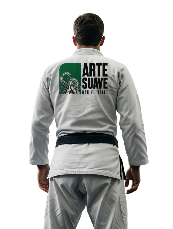 Espalda de un practicante de Jiu-Jitsu con gi blanco, cinturón negro y parche Arte Suave de Daniel Vélez