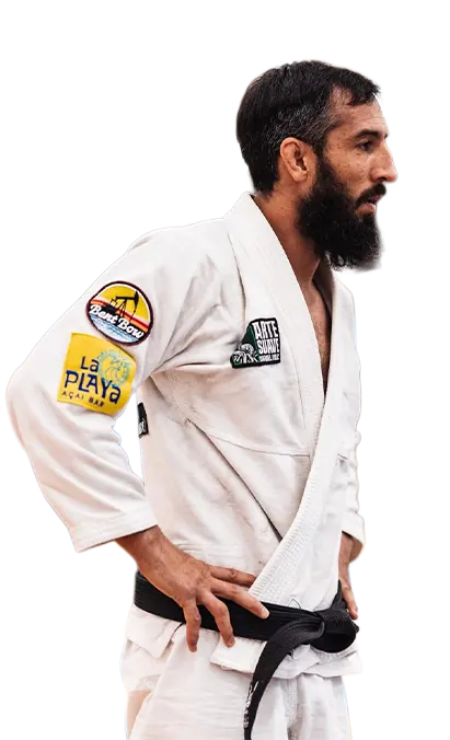 Daniel Vélez, Head Coach de Jiu-Jitsu Brasileño de DMA Academy, con gi blanco y cinturón negro